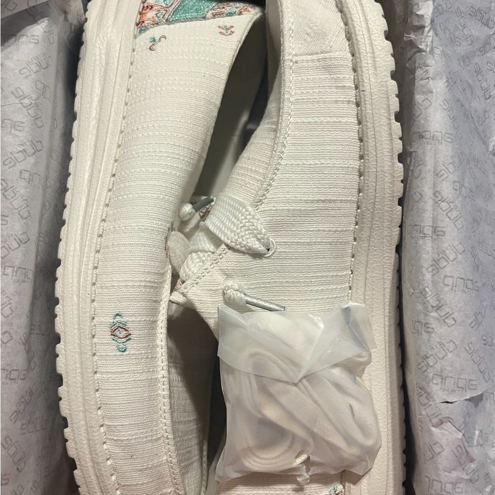 Women’s  Embroidered Hey Dudes- nwot